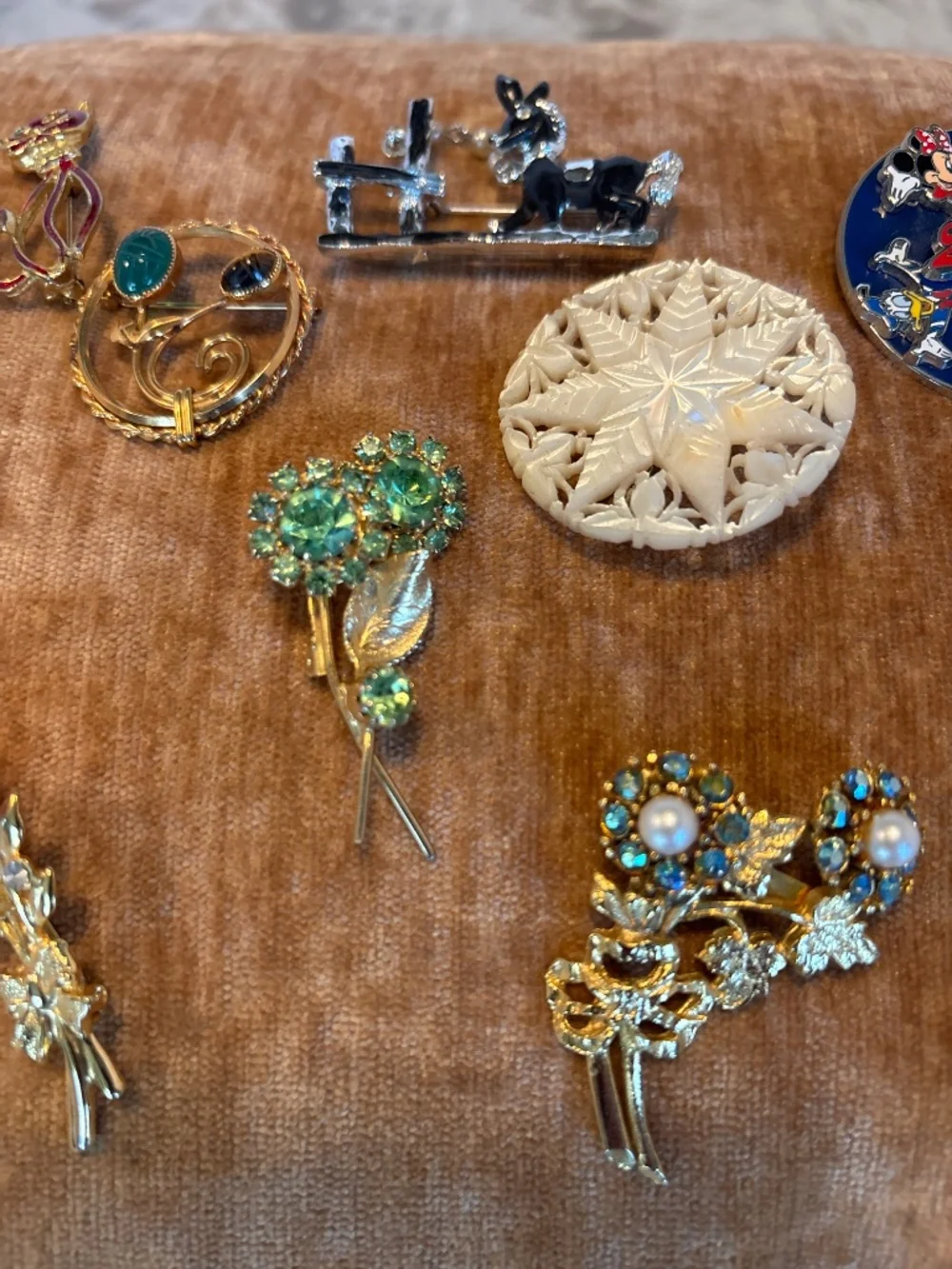 10 Assorted Vintage Costume Jewelry Brooches Pins